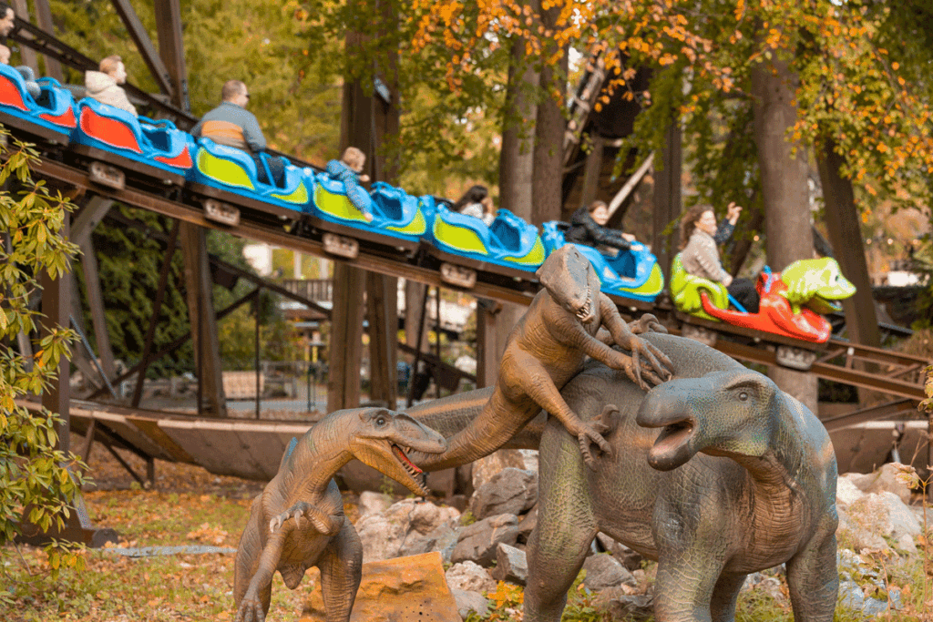 Duinrell, een bruisend attractiepark gelegen in het pittoreske Wassenaar, nodigt je uit voor een uniek avontuur tussen de dinosaurussen van 30 september tot en met 5 november 2023! Dit najaar kunnen bezoekers zich onderdompelen in een wereld waar gigantische, brullende dino's tussen de attracties dwalen en tal van leerrijke en avontuurlijke activiteiten aanbieden.